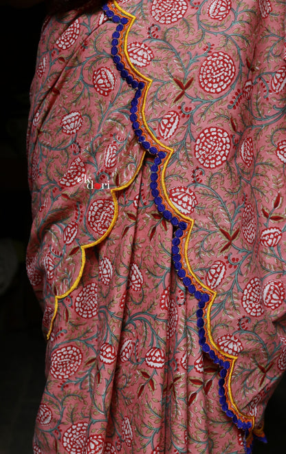 Baahar Scalloped Cotton Saree : Pink And Red Floral Cotton Saree