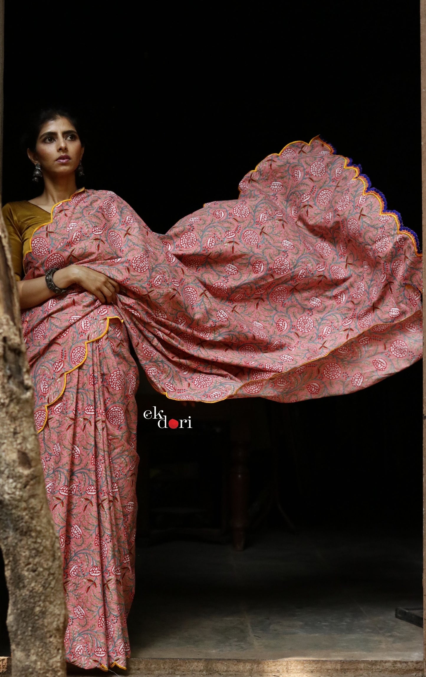 Baahar Scalloped Cotton Saree : Pink And Red Floral Cotton Saree