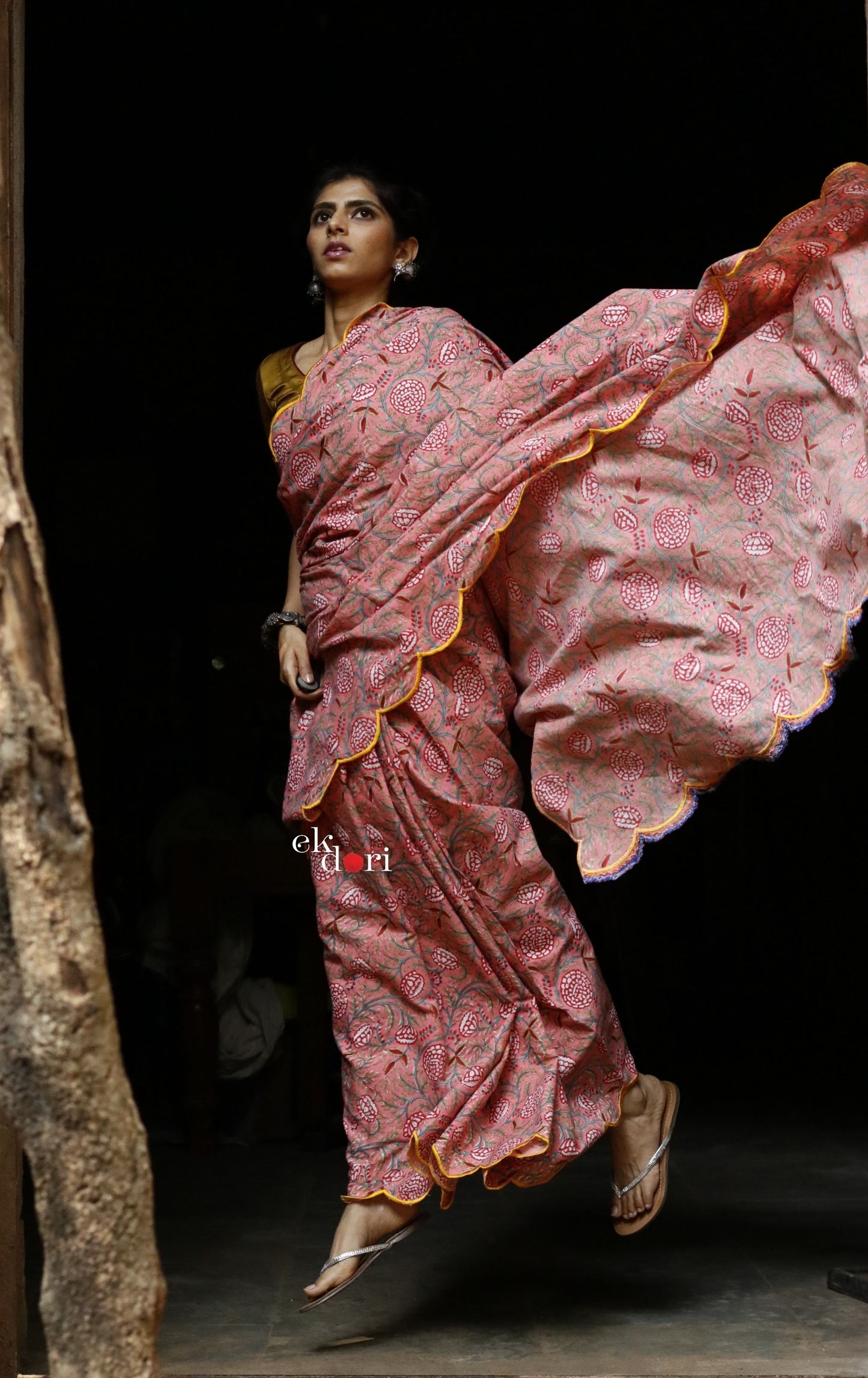 Baahar Scalloped Cotton Saree : Pink And Red Floral Cotton Saree